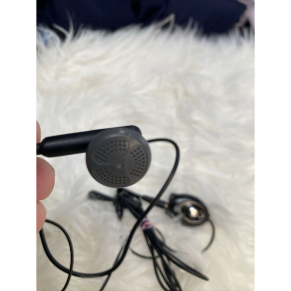 LG WIRED EARPHONES HEADPHONES HANDSFREE MIC HEADSET EARBUDS for CELL PHONES Clip - Picture 9 of 12